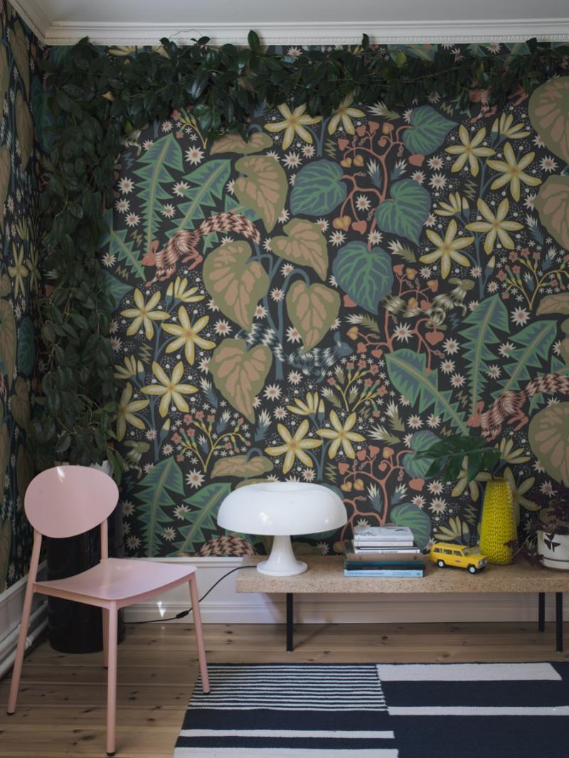 Zingkorre Dark – Elegant tapet med stoflignende tekstur